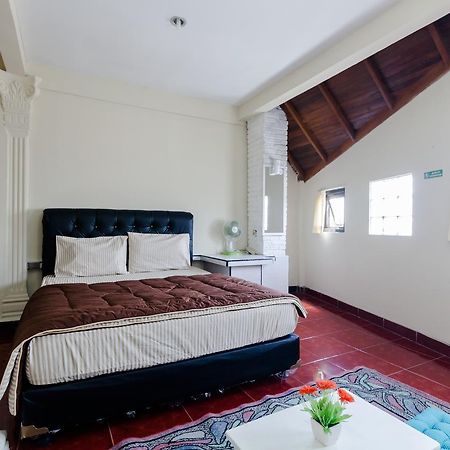 Pele Guesthouse Bandung Bagian luar foto