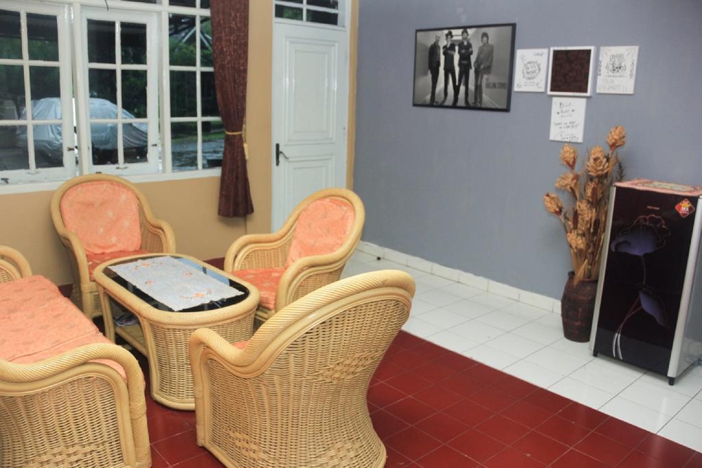 Pele Guesthouse Bandung Bagian luar foto