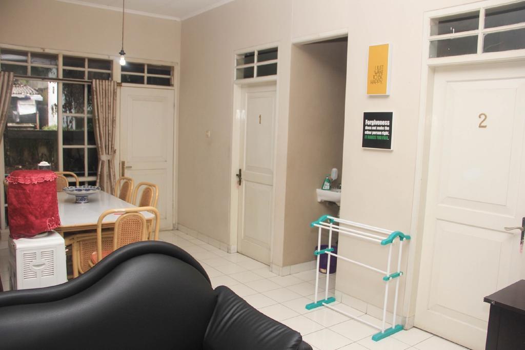 Pele Guesthouse Bandung Bagian luar foto
