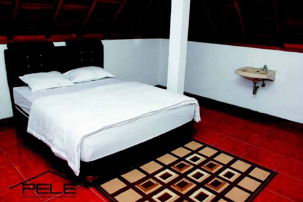 Pele Guesthouse Bandung Bagian luar foto
