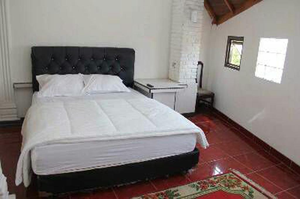 Pele Guesthouse Bandung Bagian luar foto