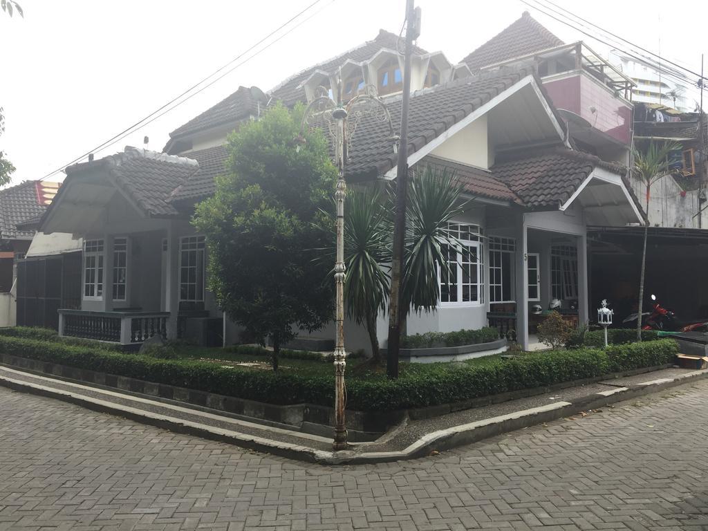 Pele Guesthouse Bandung Bagian luar foto