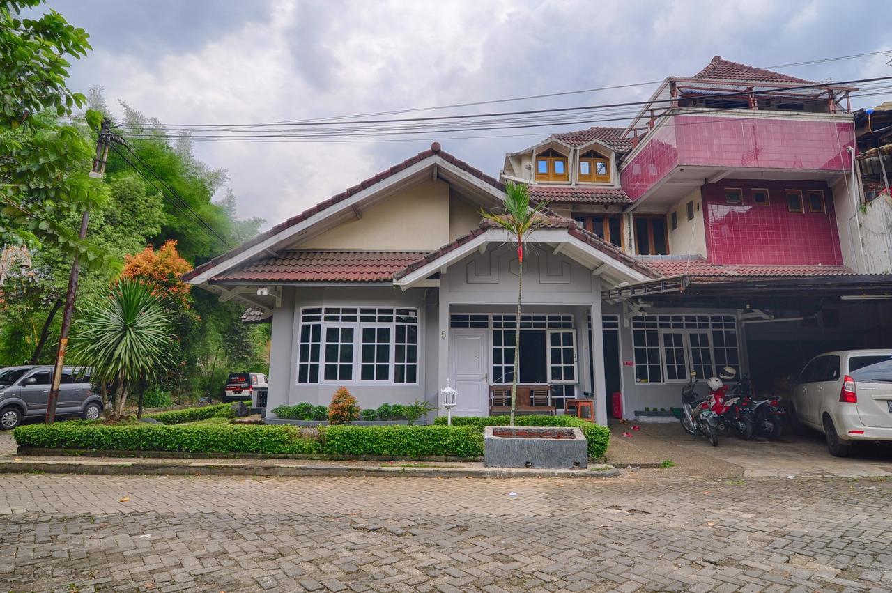 Pele Guesthouse Bandung Bagian luar foto