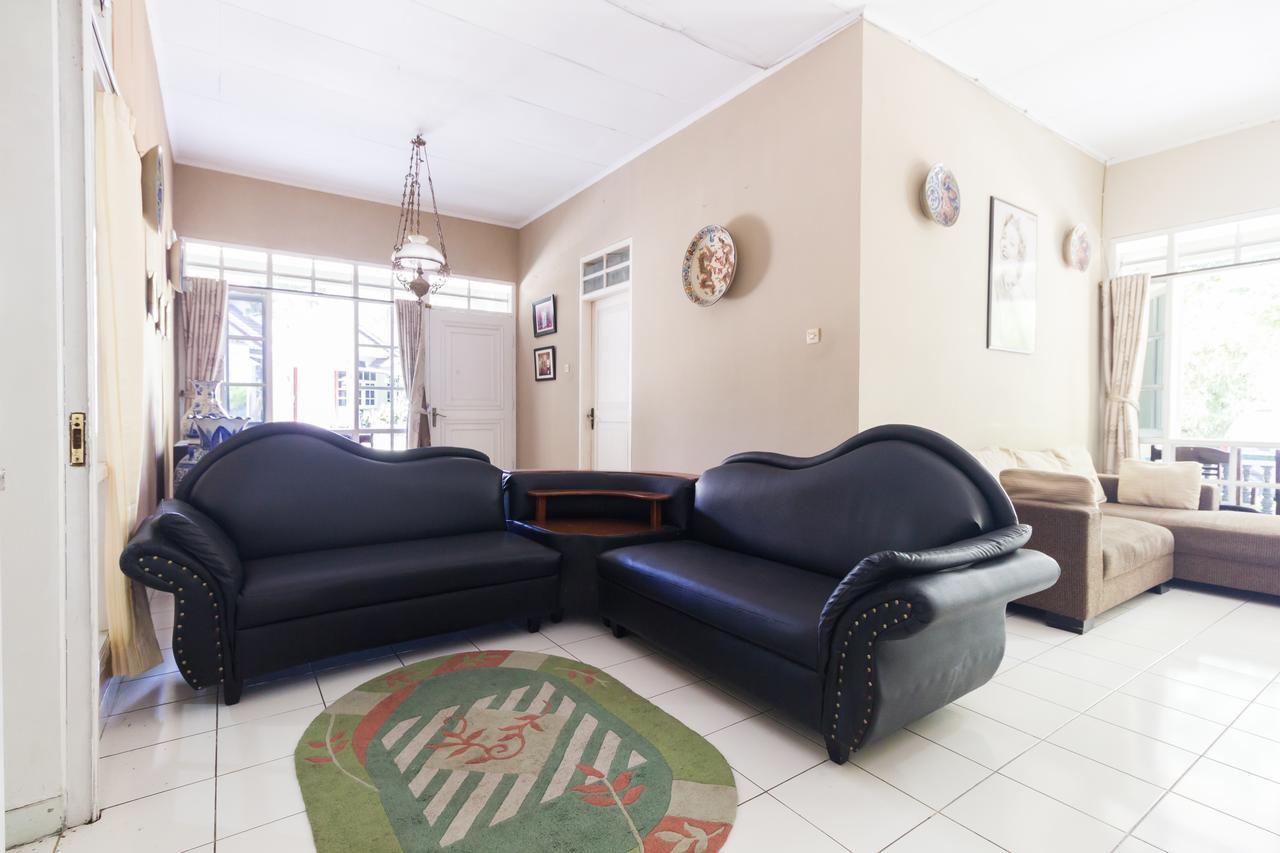 Pele Guesthouse Bandung Bagian luar foto