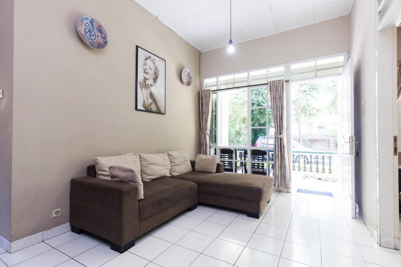 Pele Guesthouse Bandung Bagian luar foto