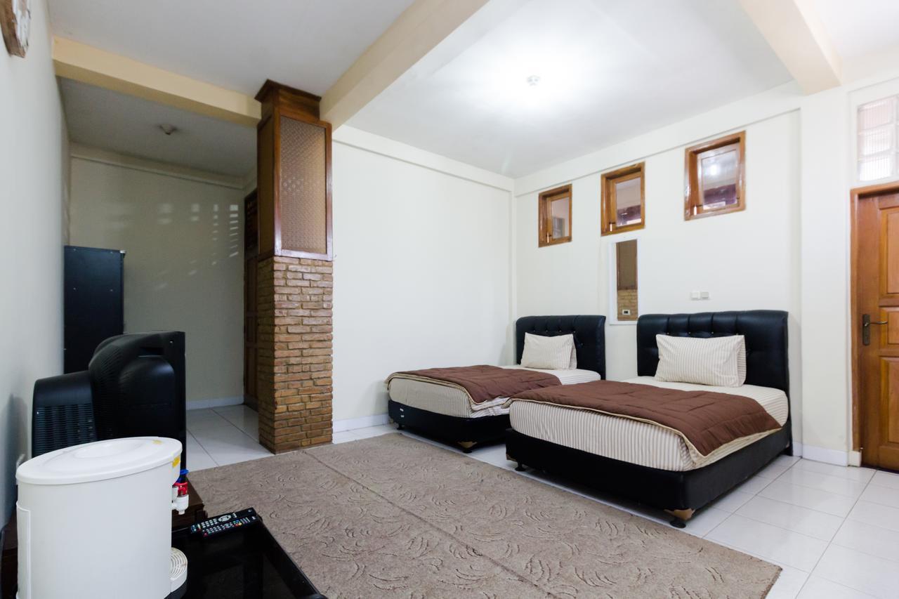 Pele Guesthouse Bandung Bagian luar foto