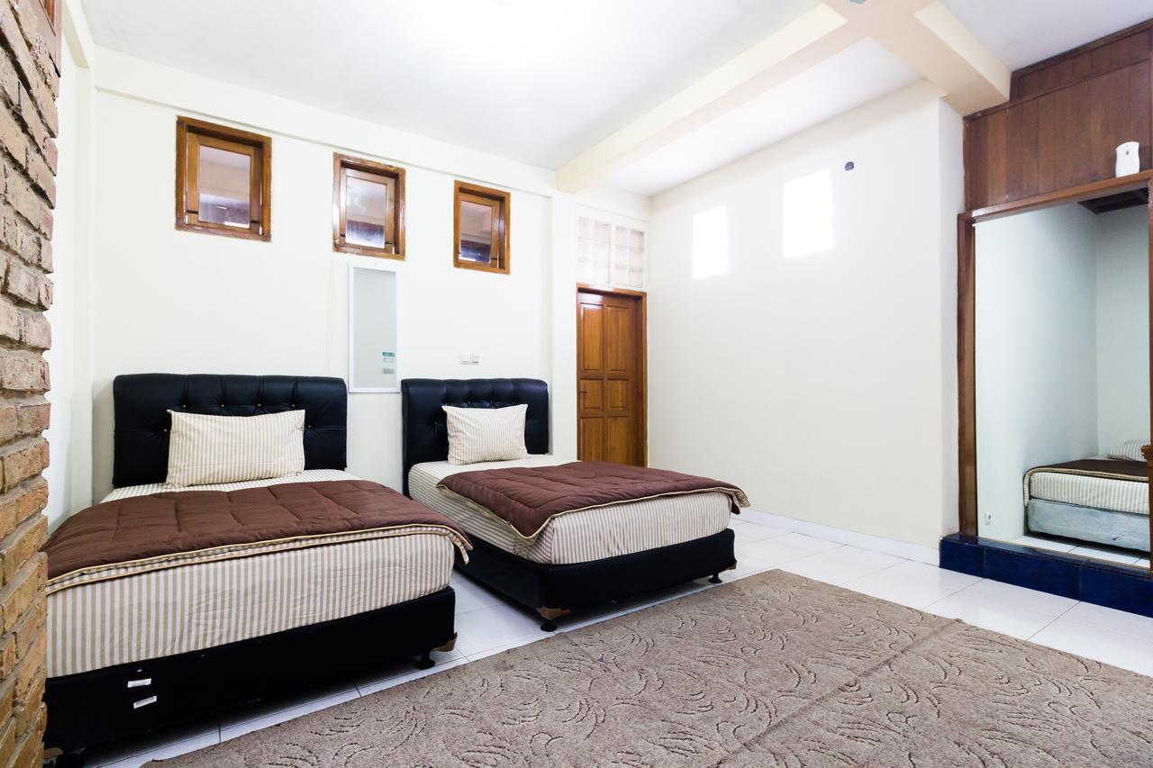 Pele Guesthouse Bandung Bagian luar foto